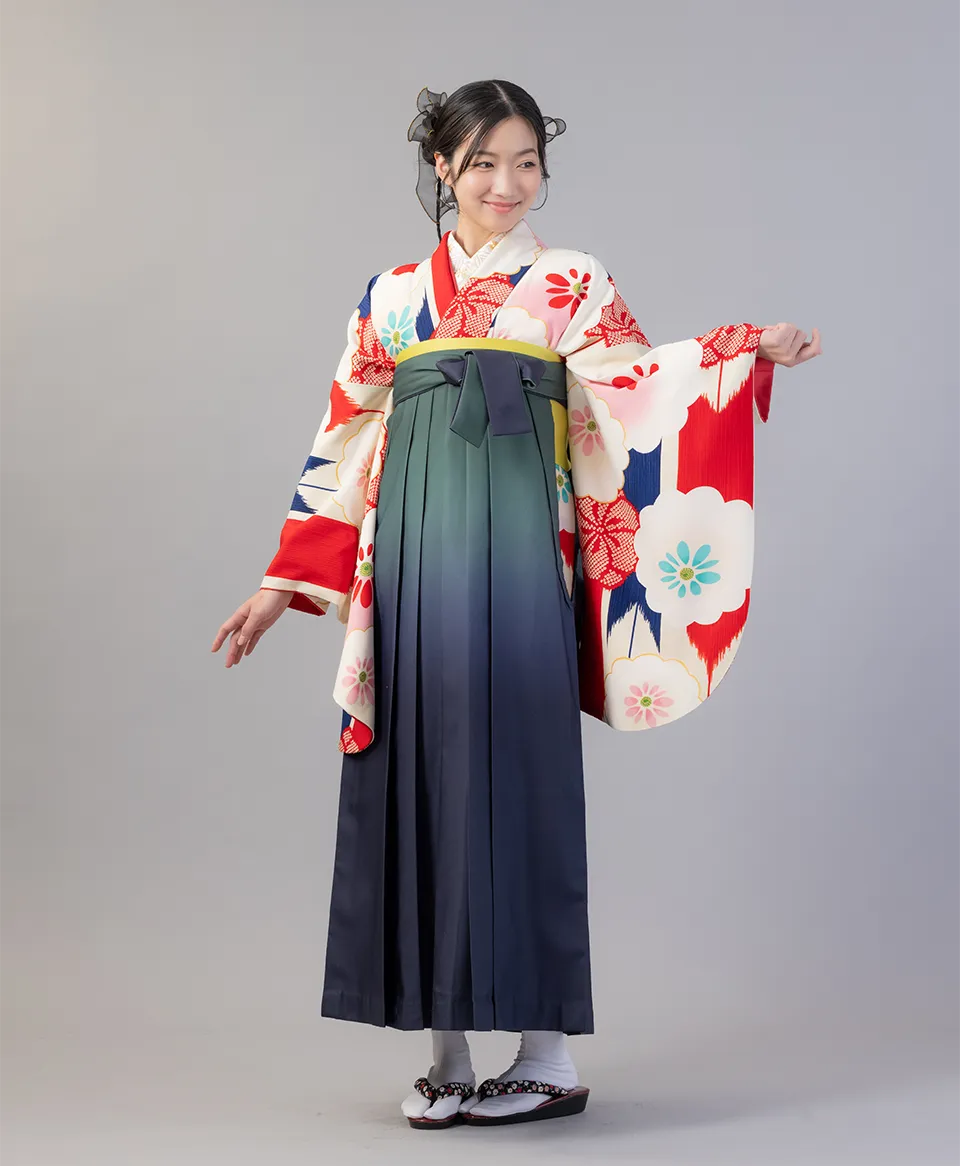 クリーム赤青矢絣に白梅の着物に抹茶×紺ぼかしの袴を合わせたポップで落ち着いた卒業式袴コーデ｜京都さがの館