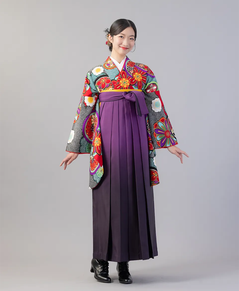 赤に雲絞りに花鏡の着物に紫ぼかしの袴を合わせたレトロモダンでロマンティックな卒業式袴コーデ｜京都さがの館