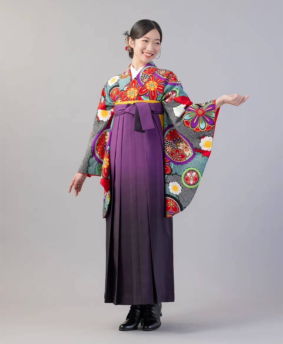 赤に雲絞りに花鏡の着物に紫ぼかしの袴を合わせたレトロモダンでロマンティックな卒業式袴コーデ｜京都さがの館