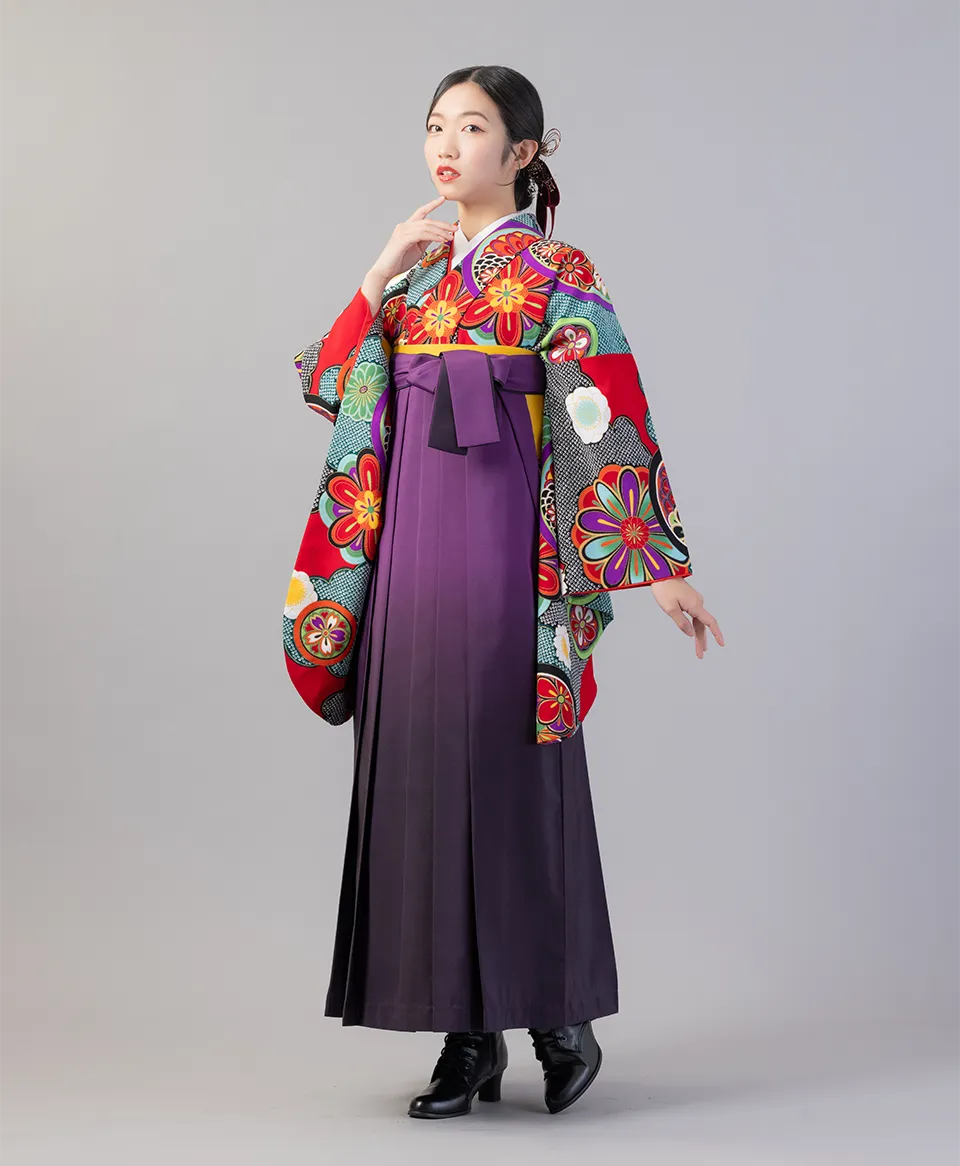 赤に雲絞りに花鏡の着物に紫ぼかしの袴を合わせたレトロモダンでロマンティックな卒業式袴コーデ｜京都さがの館