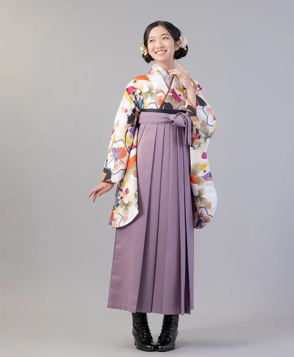 金茶モダン花合わせの着物にスモーキーパープルの袴を合わせた大人可愛い卒業式袴コーデ｜京都さがの館