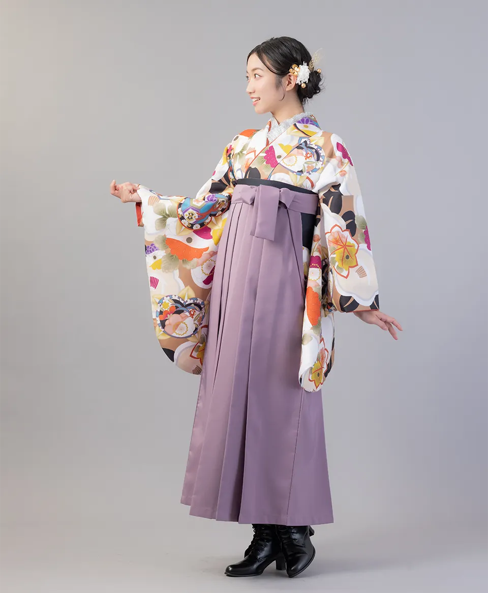 金茶モダン花合わせの着物にスモーキーパープルの袴を合わせた大人可愛い卒業式袴コーデ｜京都さがの館