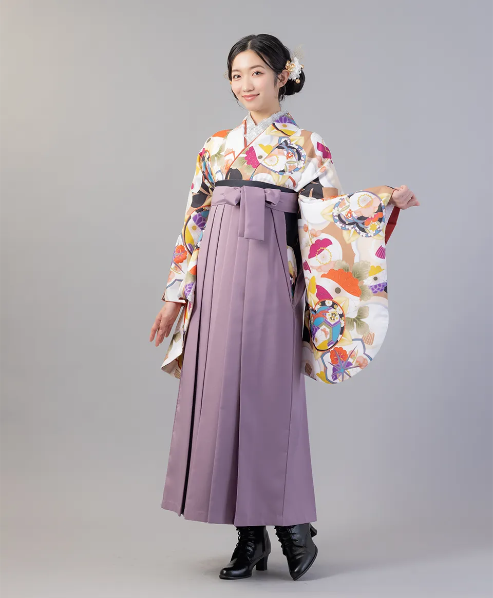 金茶モダン花合わせの着物にスモーキーパープルの袴を合わせた大人可愛い卒業式袴コーデ｜京都さがの館
