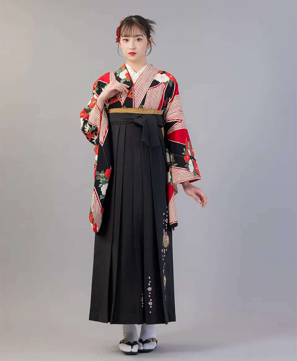 赤黒短冊牡丹椿の着物に黒手まり刺繍の袴を合わせたレトロモダンで大人っぽい卒業式袴コーデ｜京都さがの館