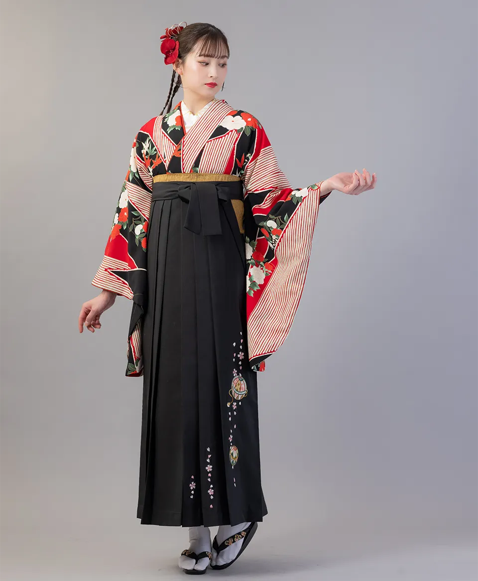 赤黒短冊牡丹椿の着物に黒手まり刺繍の袴を合わせたレトロモダンで大人っぽい卒業式袴コーデ｜京都さがの館