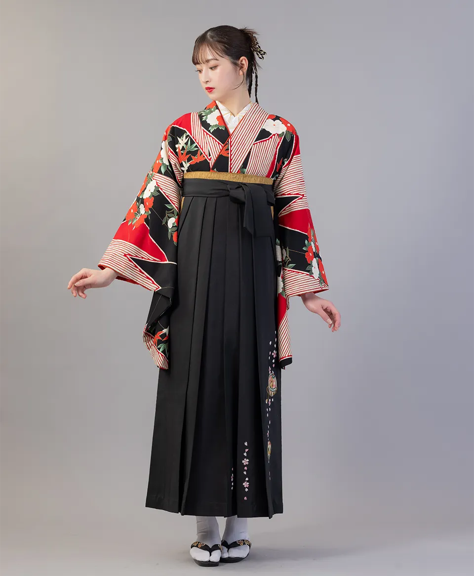 赤黒短冊牡丹椿の着物に黒手まり刺繍の袴を合わせたレトロモダンで大人っぽい卒業式袴コーデ｜京都さがの館