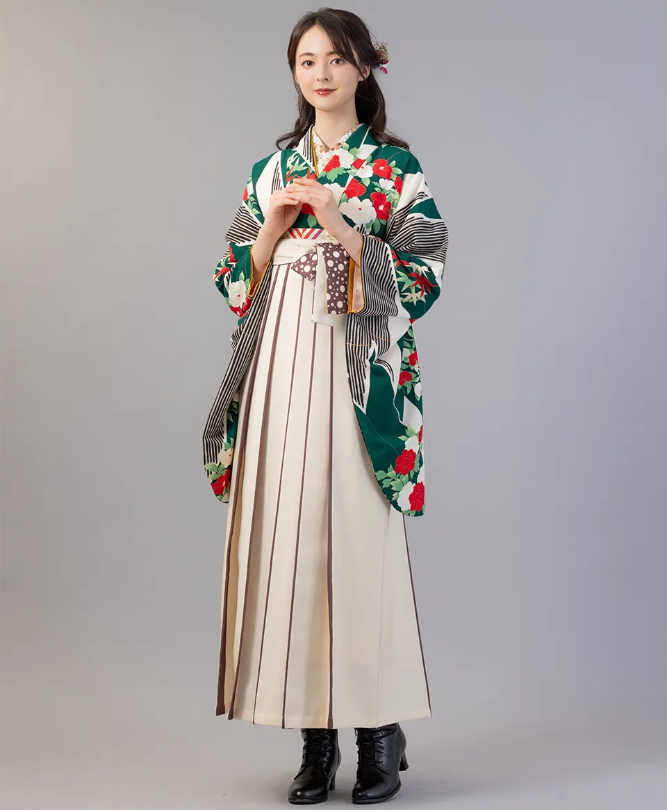 白緑短冊牡丹椿の着物にクリームライン紐水玉の袴を合わせたレトロモダンな卒業式袴コーデ｜椿の赤が映えるデザイン｜京都さがの館