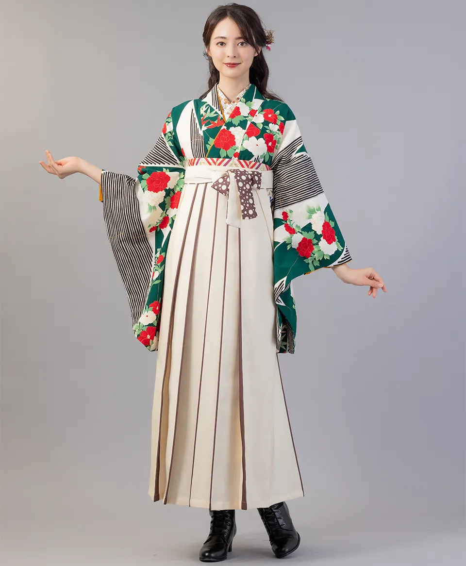 白緑短冊牡丹椿の着物にクリームライン紐水玉の袴を合わせたレトロモダンな卒業式袴コーデ｜椿の赤が映えるデザイン｜京都さがの館