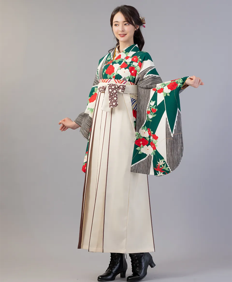 白緑短冊牡丹椿の着物にクリームライン紐水玉の袴を合わせたレトロモダンな卒業式袴コーデ｜椿の赤が映えるデザイン｜京都さがの館