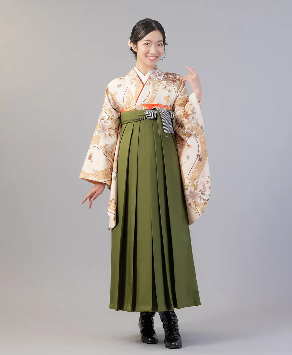 立涌にブーケの着物に抹茶ひも縞の袴を合わせたレトロモダンで落ち着いた卒業式袴コーデ｜京都さがの館