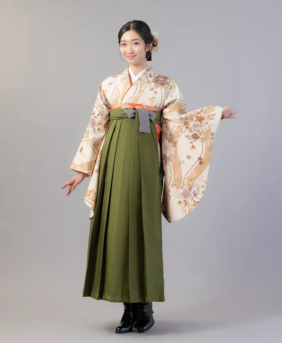 立涌にブーケの着物に抹茶ひも縞の袴を合わせたレトロモダンで落ち着いた卒業式袴コーデ｜京都さがの館