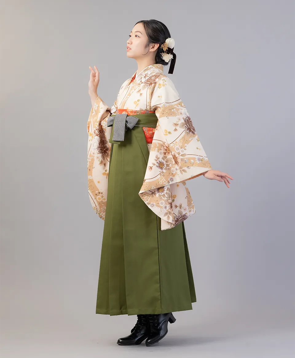 立涌にブーケの着物に抹茶ひも縞の袴を合わせたレトロモダンで落ち着いた卒業式袴コーデ｜京都さがの館