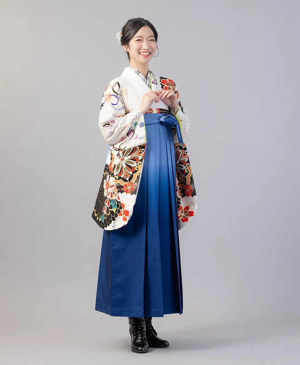 白地大菊に桜と藤の着物にブルーぼかしの袴を合わせたレトロモダンで爽やかな卒業式袴コーデ｜京都さがの館