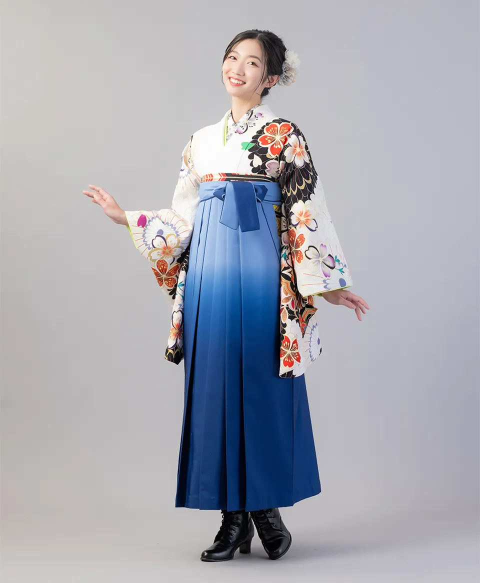 白地大菊に桜と藤の着物にブルーぼかしの袴を合わせたレトロモダンで爽やかな卒業式袴コーデ｜京都さがの館