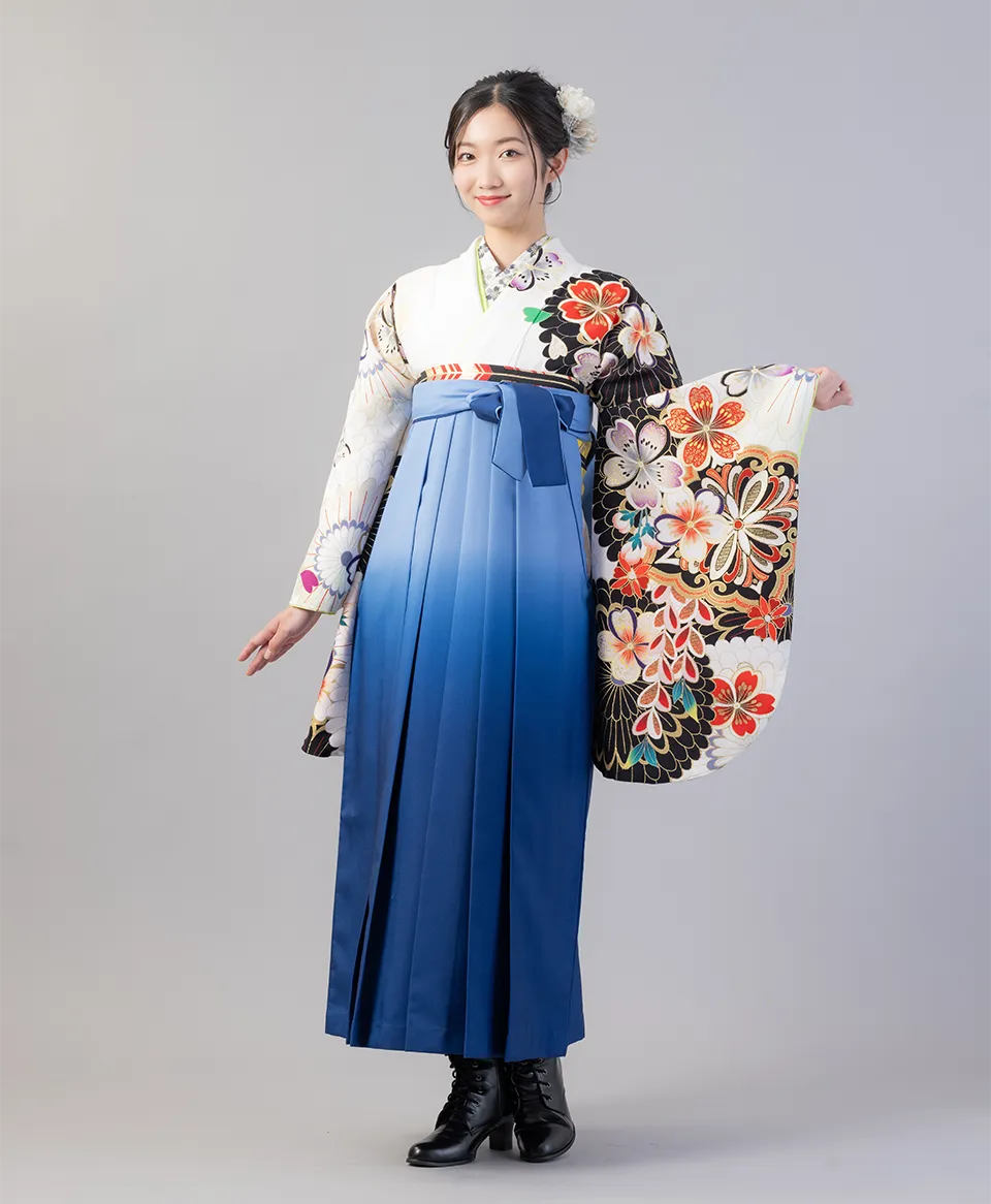 白地大菊に桜と藤の着物にブルーぼかしの袴を合わせたレトロモダンで爽やかな卒業式袴コーデ｜京都さがの館