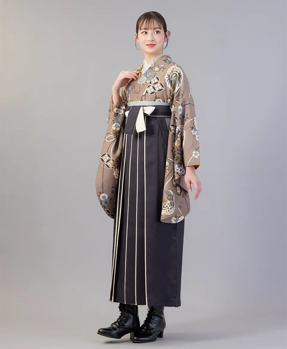 チャコール和花ブーケの着物に黒クリームラインの袴を合わせたレトロモダンで大人っぽい卒業式袴コーデ｜京都さがの館
