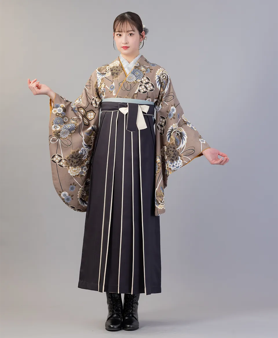 チャコール和花ブーケの着物に黒クリームラインの袴を合わせたレトロモダンで大人っぽい卒業式袴コーデ｜京都さがの館