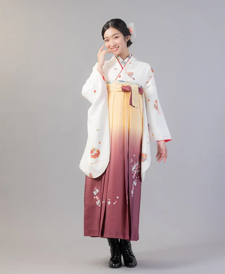 白鈴の着物にクリームあずきぼかし桜の袴を合わせたシンプルで上品な卒業式袴コーデ｜京都さがの館