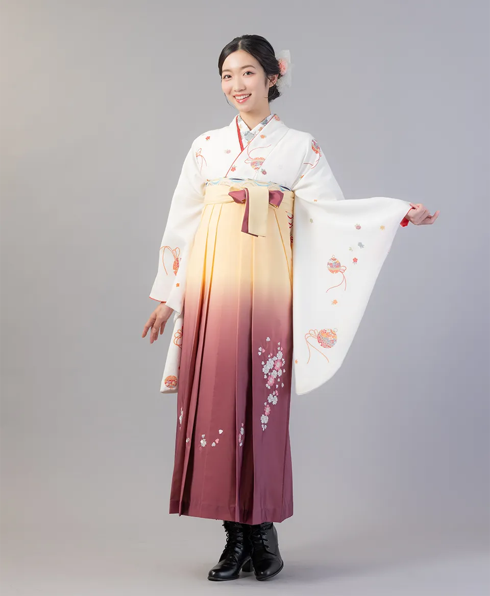 白鈴の着物にクリームあずきぼかし桜の袴を合わせたシンプルで上品な卒業式袴コーデ｜京都さがの館