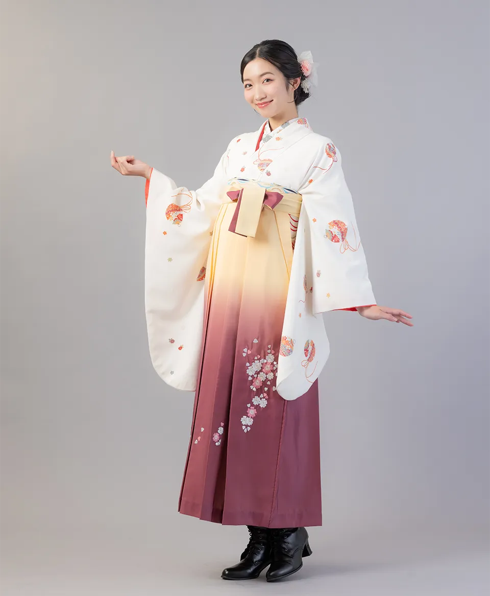 白鈴の着物にクリームあずきぼかし桜の袴を合わせたシンプルで上品な卒業式袴コーデ｜京都さがの館