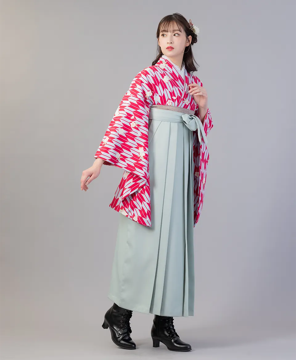 ピンク×水色矢絣・桜の着物にスモーキーグリーンの袴を合わせた大人可愛い卒業式袴コーデ｜京都さがの館