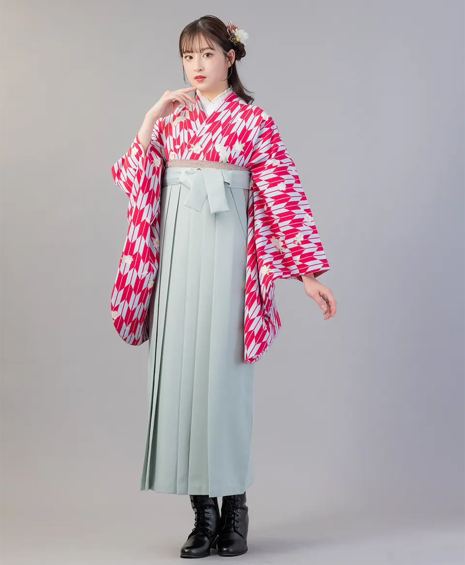 ピンク×水色矢絣・桜の着物にスモーキーグリーンの袴を合わせた大人可愛い卒業式袴コーデ｜京都さがの館