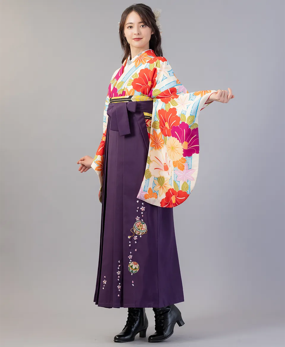 青白縞かのこと椿の着物に紫手まり刺繍の袴を合わせたレトロポップな卒業式袴コーデ｜京都さがの館