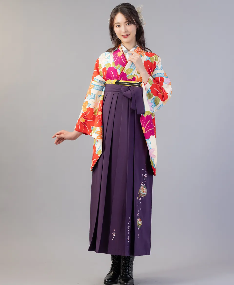 青白縞かのこと椿の着物に紫手まり刺繍の袴を合わせたレトロポップな卒業式袴コーデ｜京都さがの館
