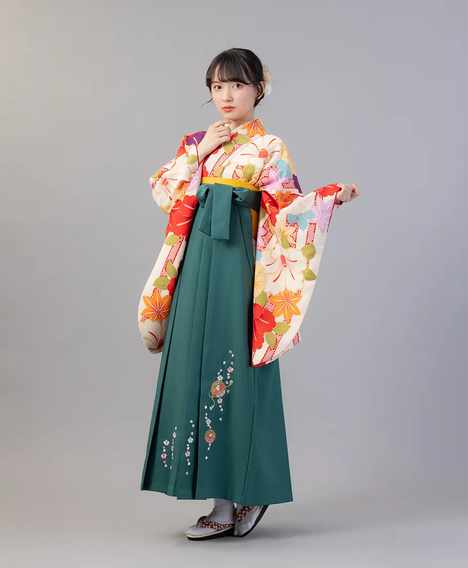 赤白縞かのこと椿の着物に緑まり刺繍の袴を合わせたレトロポップな卒業式袴コーデ｜京都さがの館