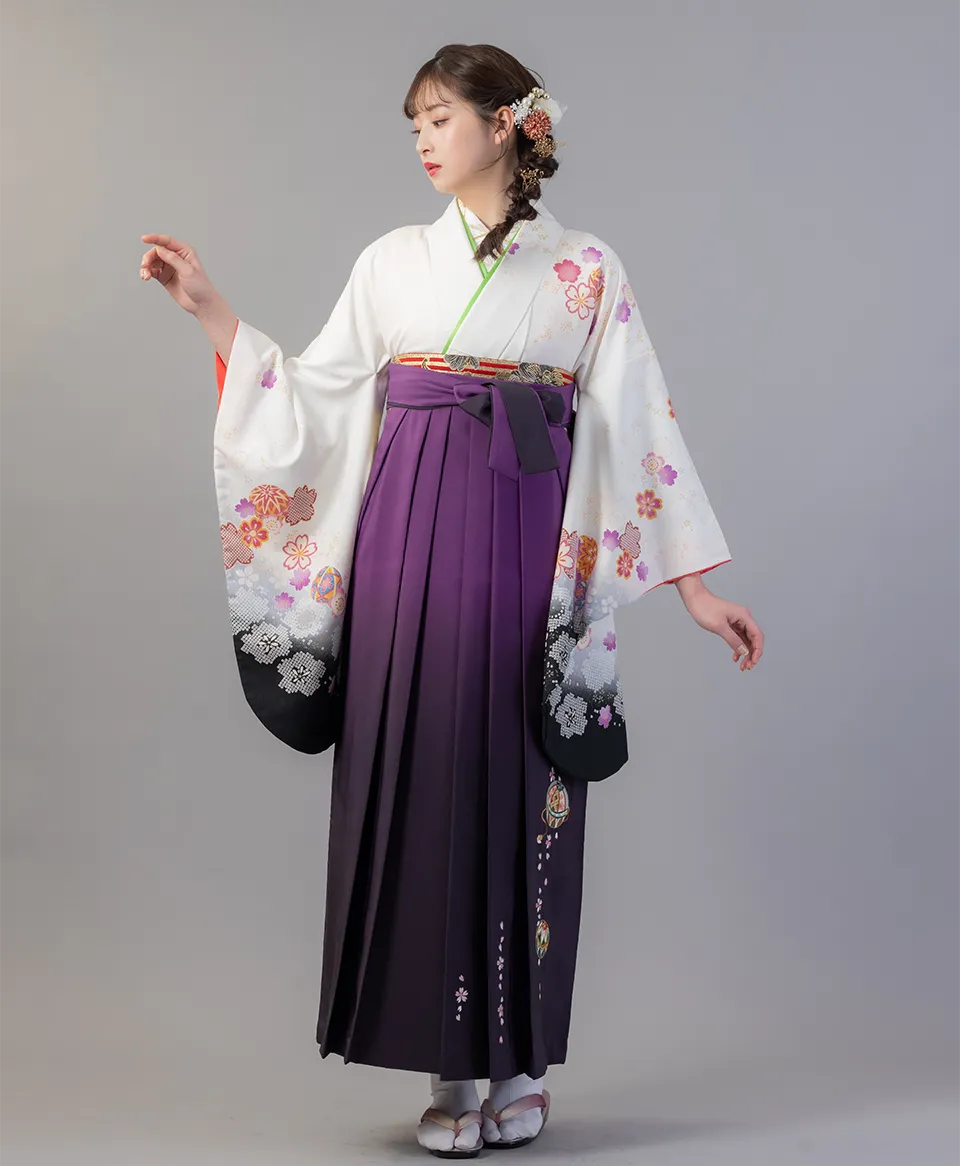 白桜絞りの着物に紫ぼかし手まり刺繍の袴を合わせた古典で上品な卒業式袴コーデ｜京都さがの館
