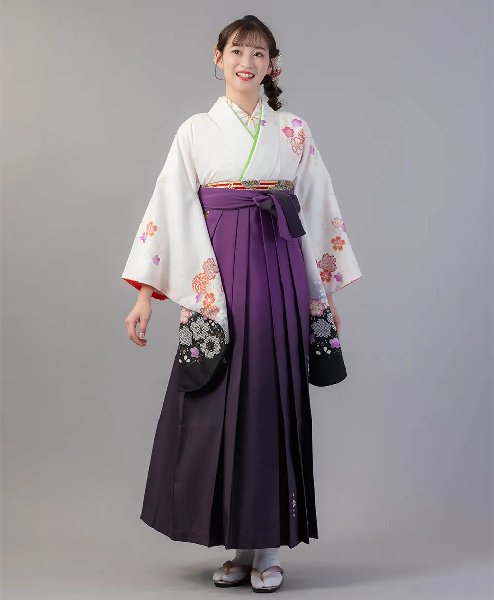 白桜絞りの着物に紫ぼかし手まり刺繍の袴を合わせた古典で上品な卒業式袴コーデ｜京都さがの館