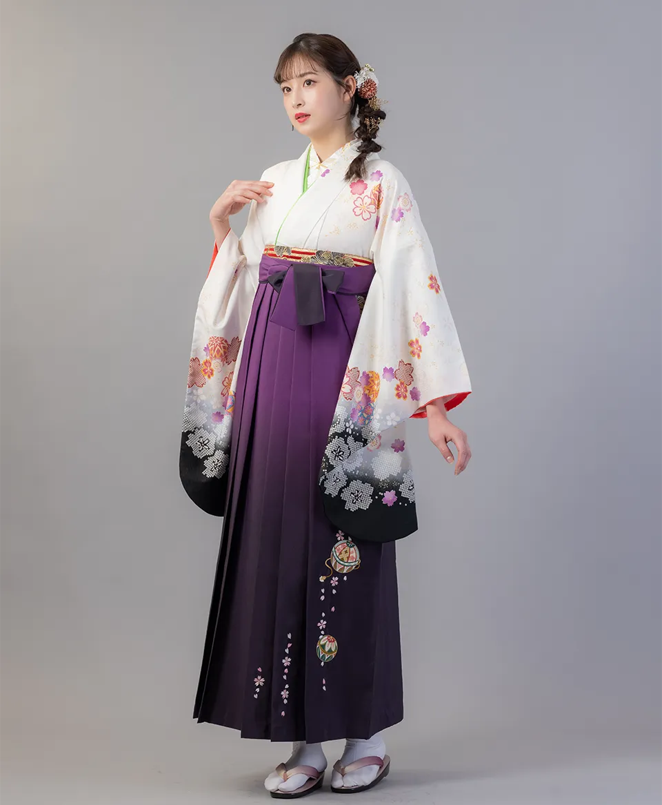 白桜絞りの着物に紫ぼかし手まり刺繍の袴を合わせた古典で上品な卒業式袴コーデ｜京都さがの館
