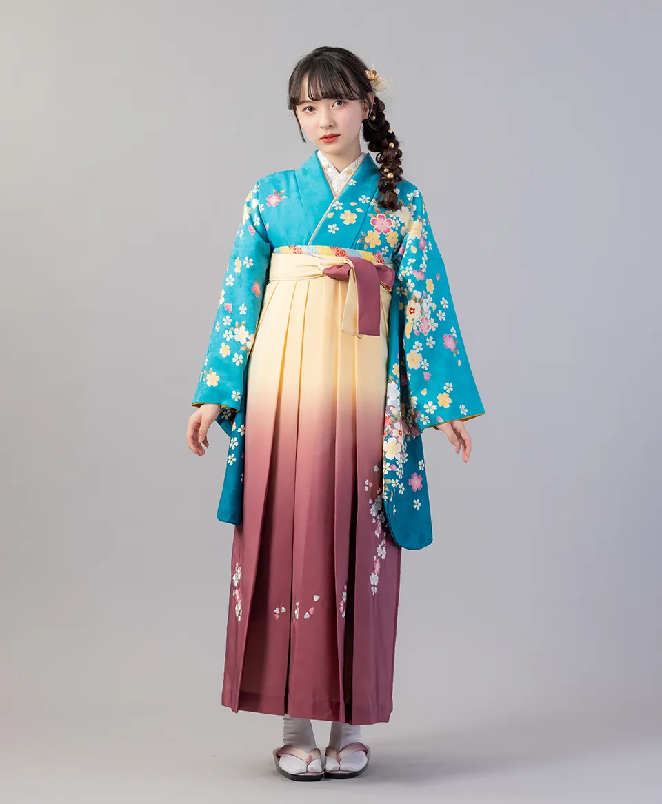 エメラルドグリーン桜・鈴の着物にクリームあずきぼかし桜の袴を合わせた個性的な卒業式袴コーデ｜京都さがの館