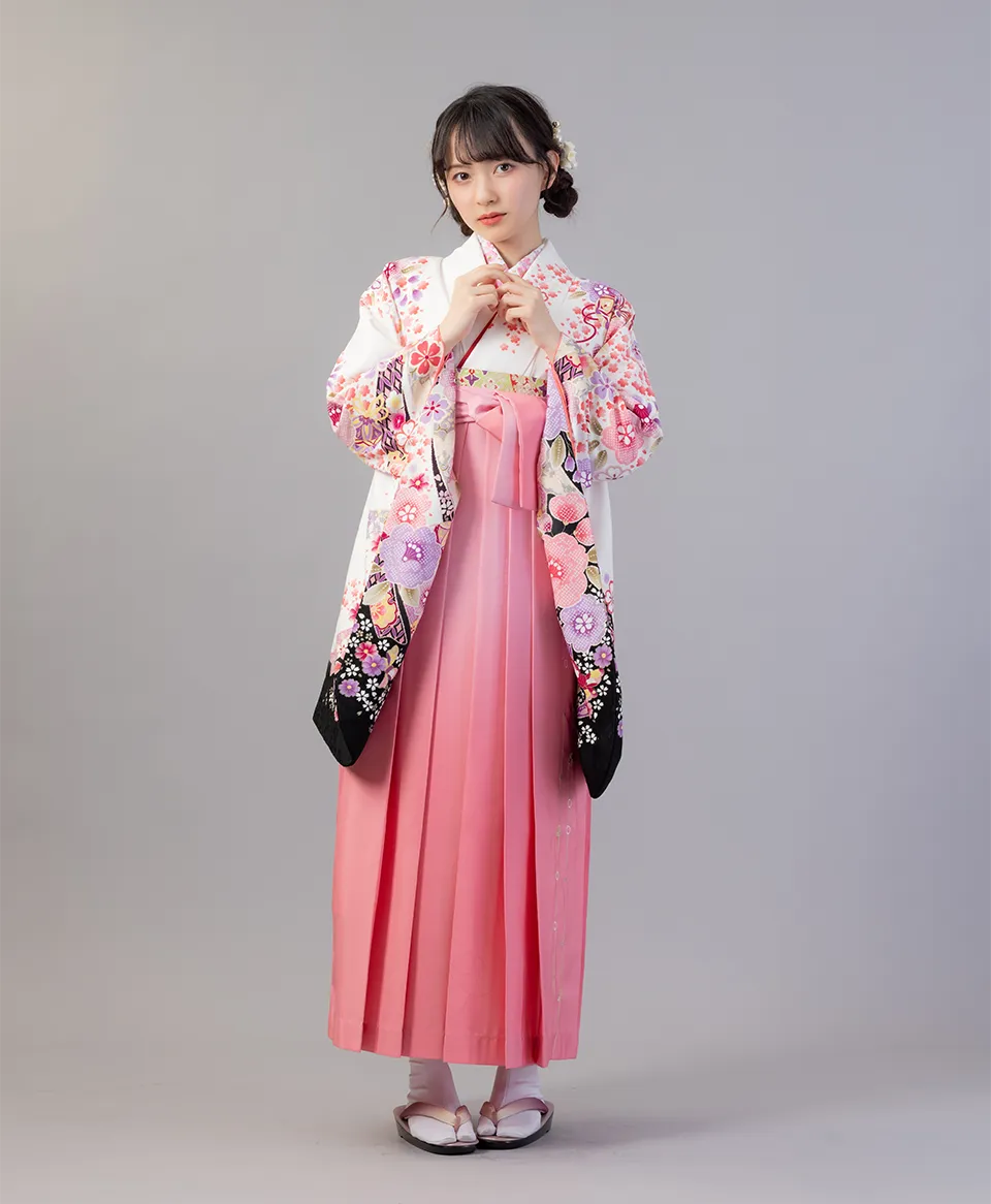 白のしに牡丹の着物にピンクぼかしすだれの袴を合わせた古典で可愛い卒業式袴コーデ｜京都さがの館