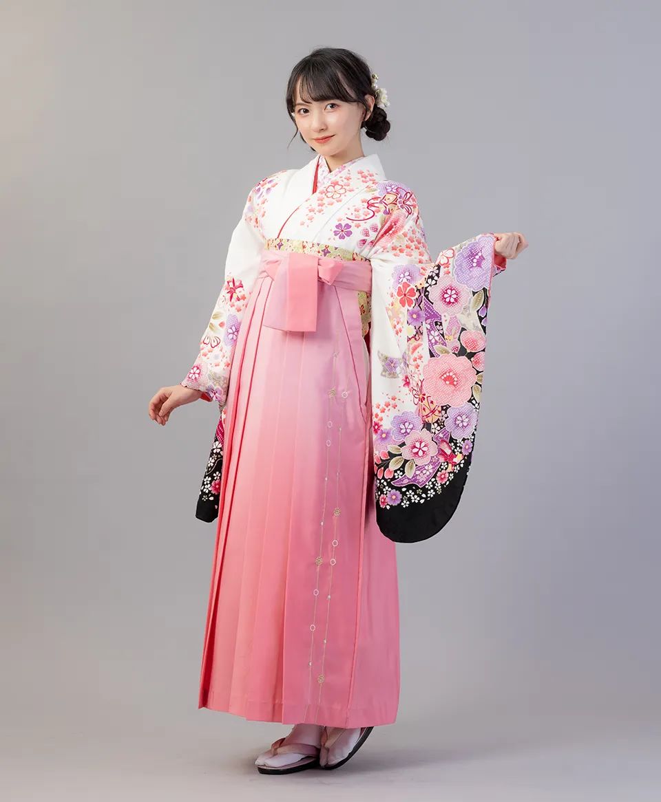 白のしに牡丹の着物にピンクぼかしすだれの袴を合わせた古典で可愛い卒業式袴コーデ｜京都さがの館
