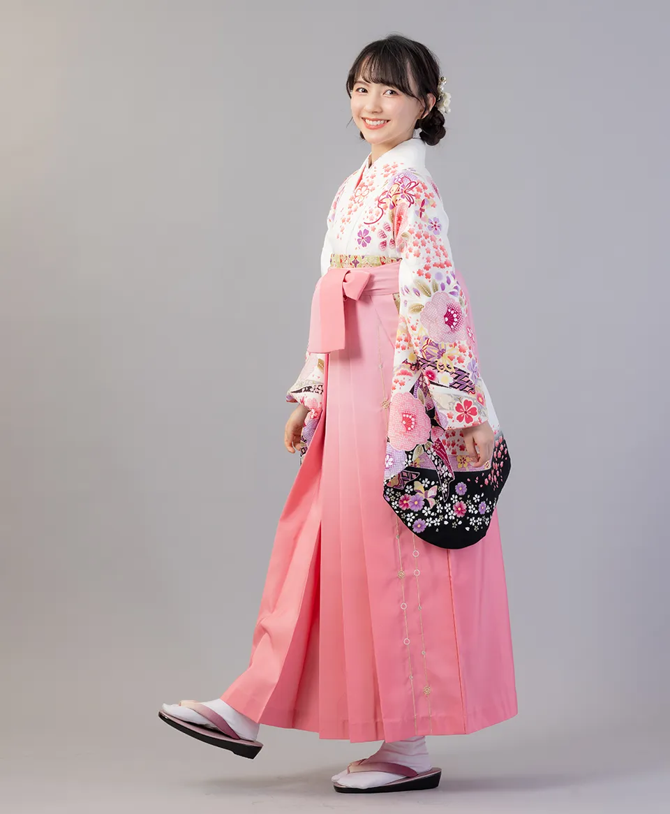 白のしに牡丹の着物にピンクぼかしすだれの袴を合わせた古典で可愛い卒業式袴コーデ｜京都さがの館