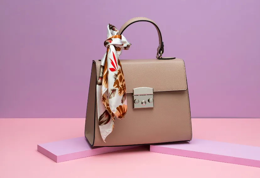 アクセサリーやバッグのバランスを確認