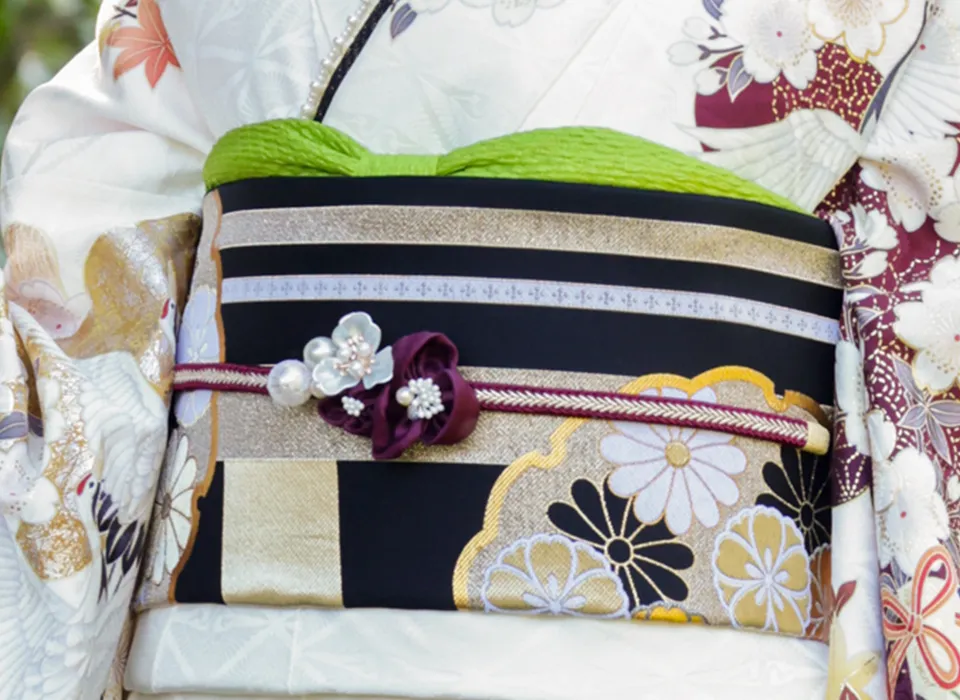 成人式の振袖におすすめの赤紫色の帯締め 古典柄振袖に合う今どきコーデ