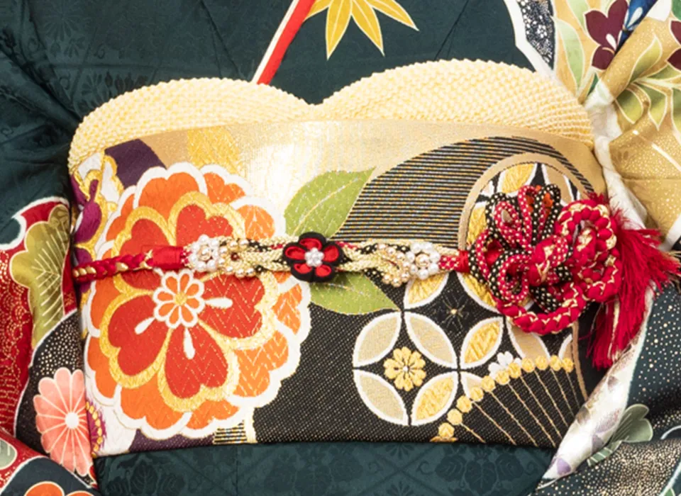 成人式の振袖におすすめの黒色と赤色の帯締め 華やかな差し色コーデ