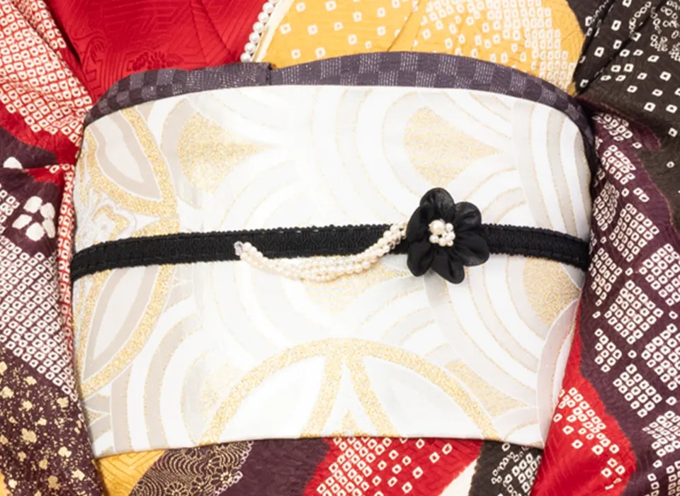 成人式の振袖におすすめの黒色の帯締め 赤振袖に合う引き締めコーデ