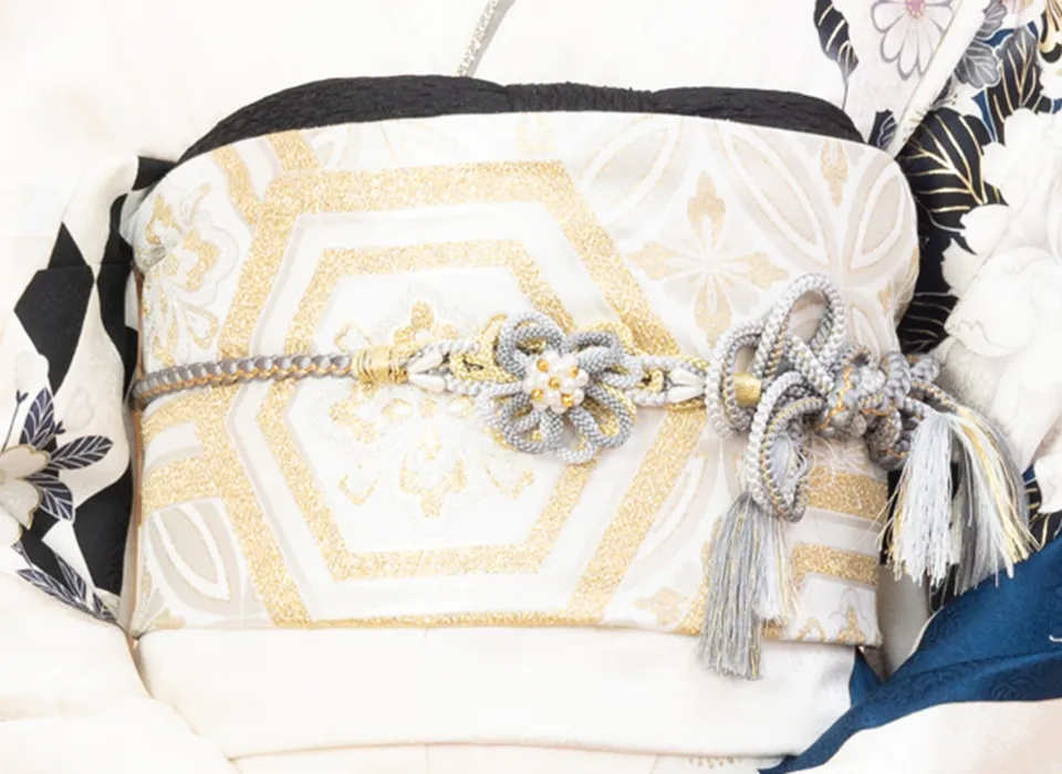 成人式の振袖におすすめのグレーの帯締め おしゃれなトレンドコーデ