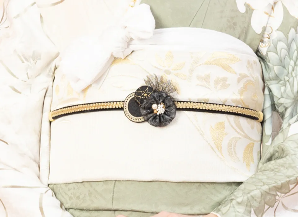 成人式の振袖におすすめの黒色×金色の帯締め 上品な振袖に合う引き締めコーデ