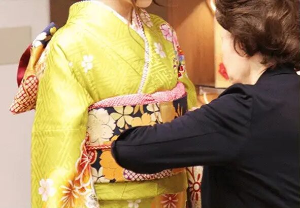 京都さがの館の振袖の着付けイメージ